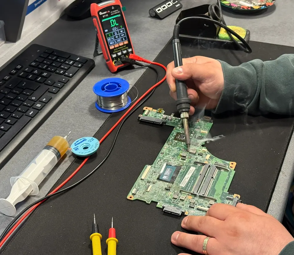 reparatie placa de baza laptop la atelier