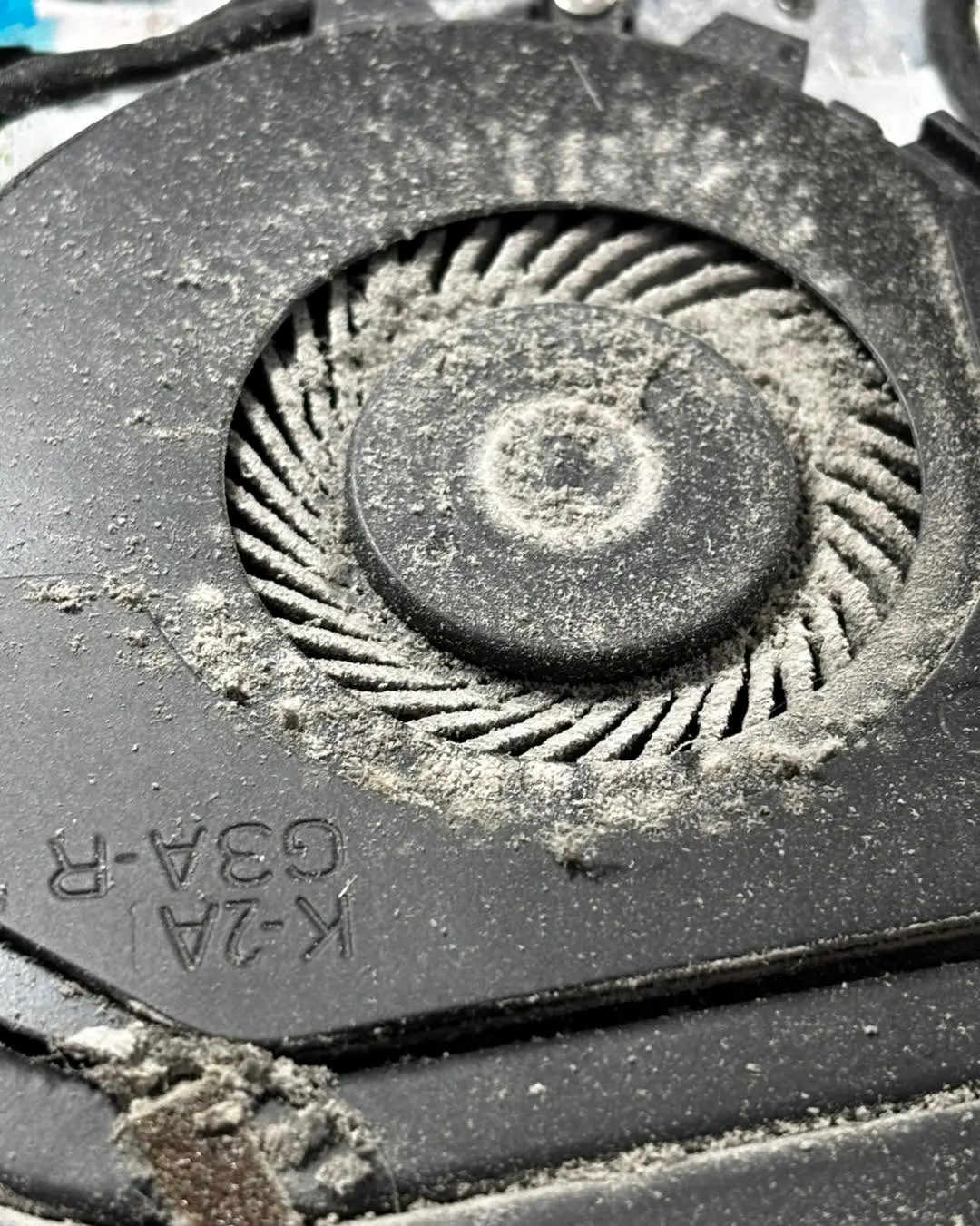 curatare interna laptop cu cooler plin de praf