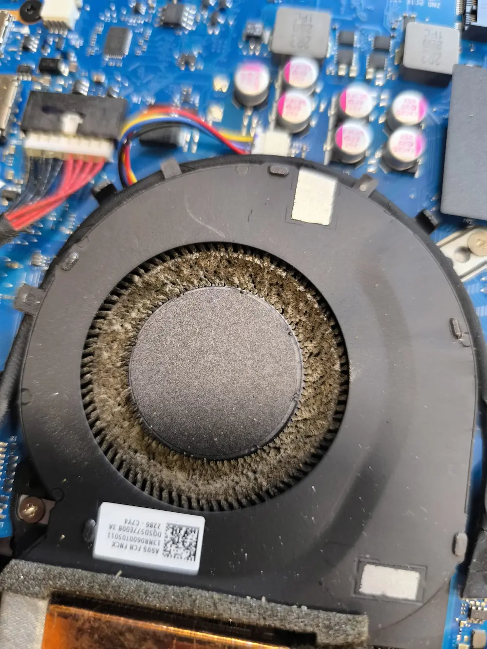 laptop necuratat plin de praf in sistemul de racire