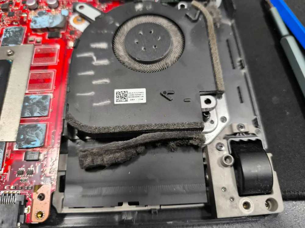 cooler laptop infundat cu praf