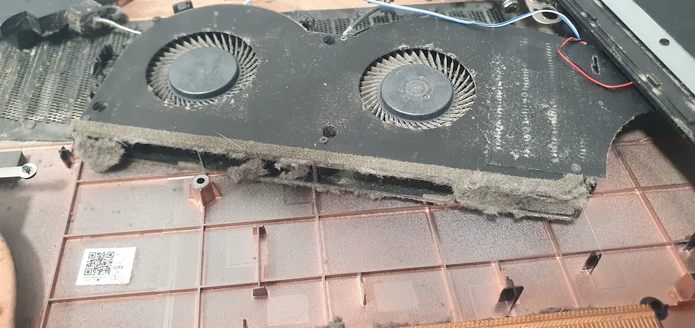 ventilator laptop plin de praf