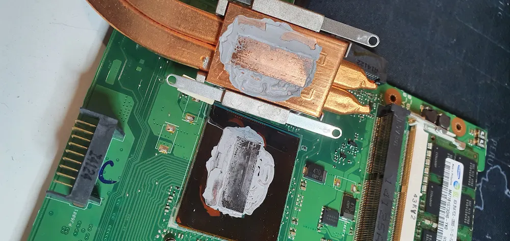pasta termica uscata pe procesor laptop