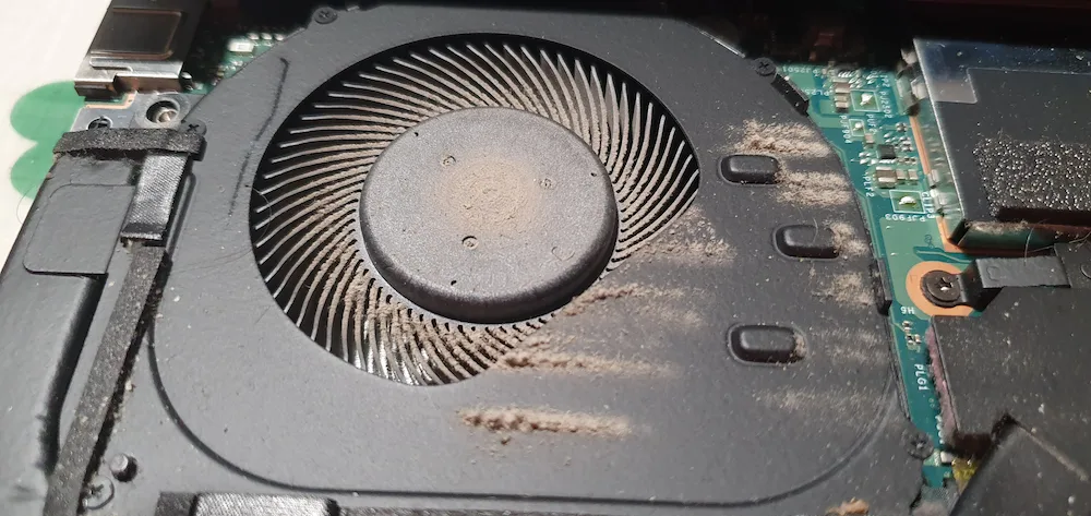 praf acumulat in laptop inainte de curatare