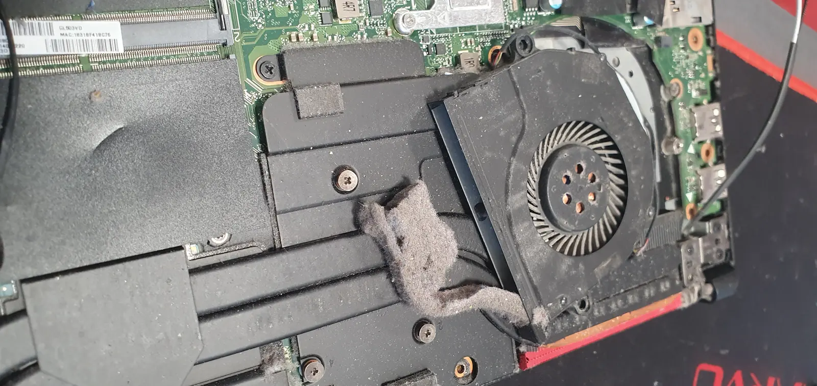curatare laptop de praf cu inlocuire pasta termica