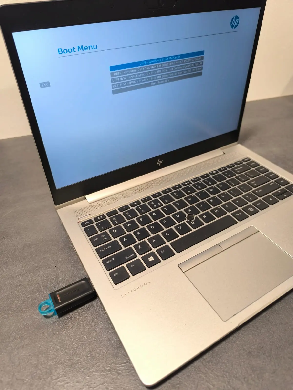stick usb pregatit pentru instalare windows