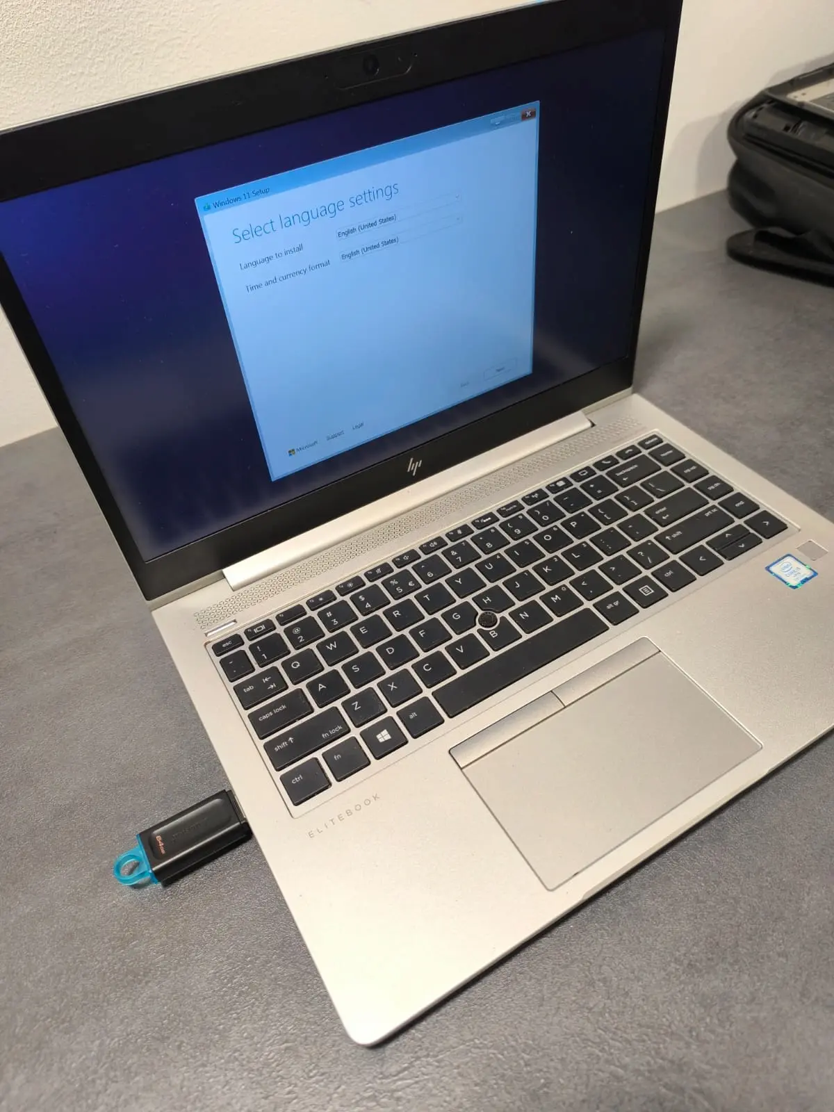 laptop in timpul instalarii windows