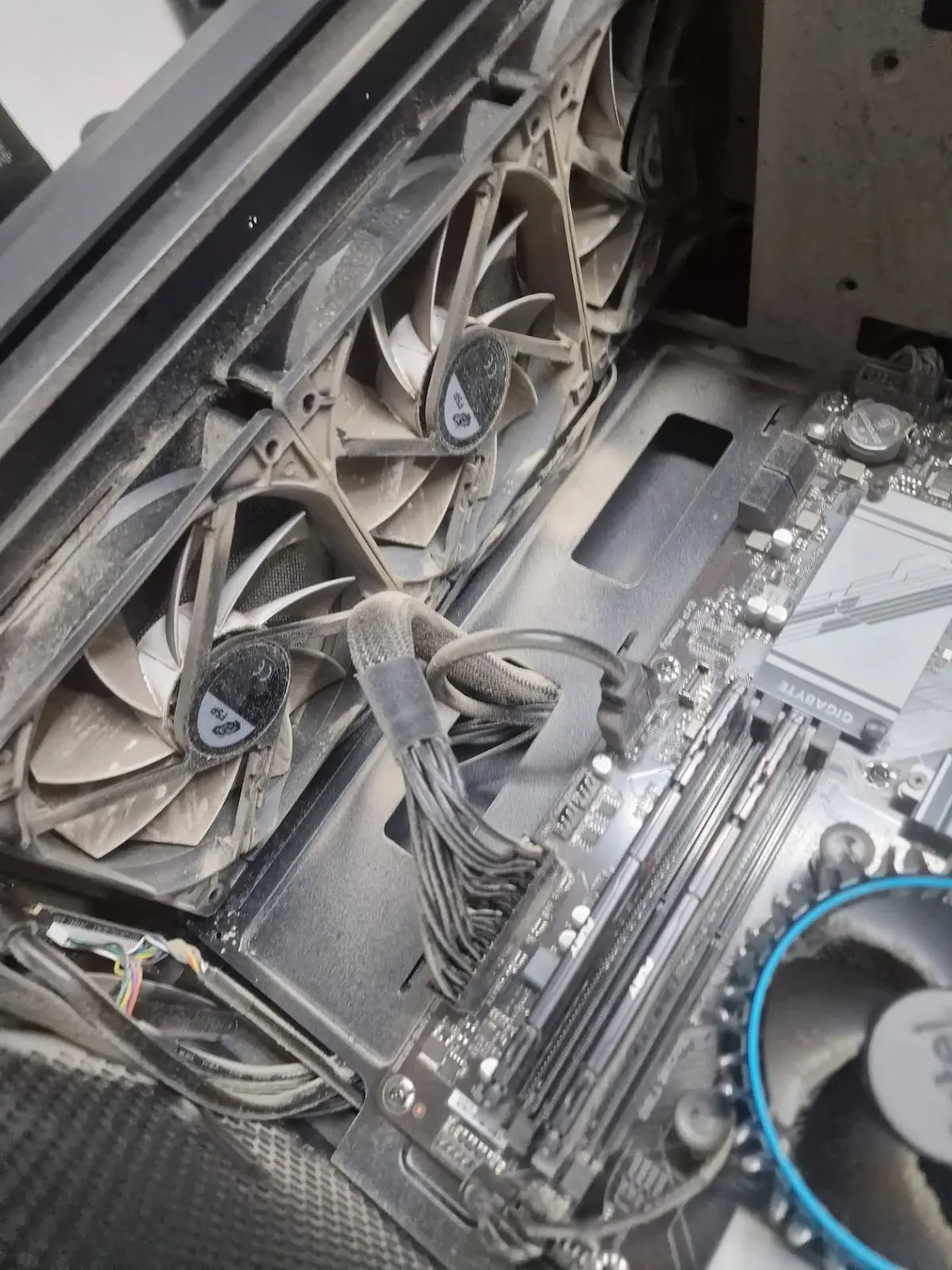 curatare laptop si pc gaming de praf