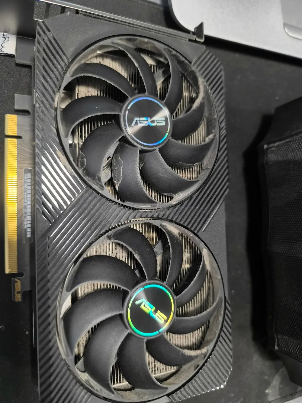 sursa pc cu praf acumulat
