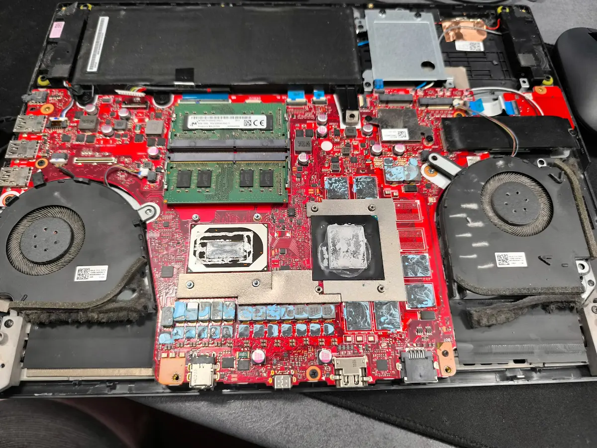 cooler pc gaming infundat cu praf
