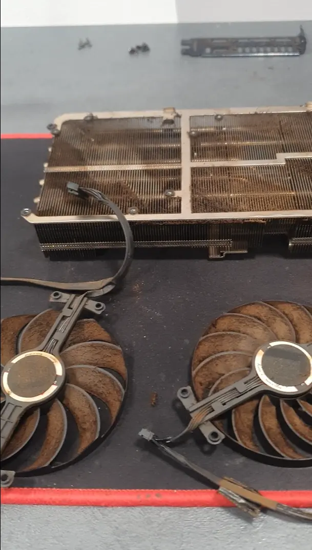heatpipe laptop gaming cu praf